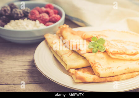 Des pancakes avec sirop d'érable et miel parfumé. Maison de vacances russe maslenitsa. des crêpes avec du miel ou du sirop. Banque D'Images