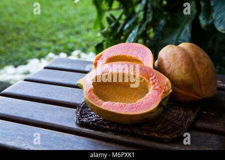 Sweet Ripe, papaye fraîche alimentaire végétalien premières. Papaye. Banque D'Images