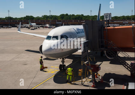 02.06.2017, Berlin, Allemagne, Europe - un avion de passagers de Lufthansa est parqué sur une porte à l'aéroport de Berlin Tegel. Banque D'Images