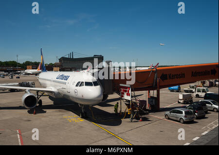 02.06.2017, Berlin, Allemagne, Europe - un avion de passagers de Lufthansa est parqué sur une porte à l'aéroport de Berlin Tegel. Banque D'Images