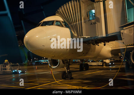 15.06.2017, Zurich, Switzerland, Europe - Suisse Un avion du passager est parqué sur une porte à l'aéroport de Zurich Kloten. Banque D'Images