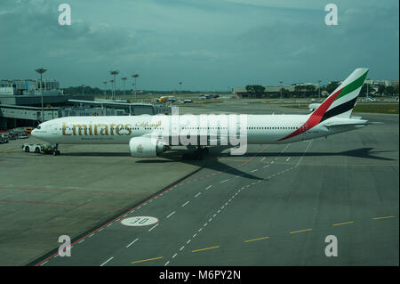 14.02.2018, Singapour, République de Singapour, en Asie - Un avion de passagers de la compagnie aérienne Emirates au Terminal 1 de l'aéroport Changi de Singapour. Banque D'Images