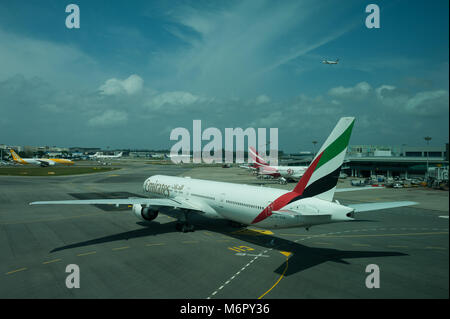 14.02.2018, Singapour, République de Singapour, en Asie - Un avion de passagers de la compagnie aérienne Emirates au Terminal 1 de l'aéroport Changi de Singapour. Banque D'Images