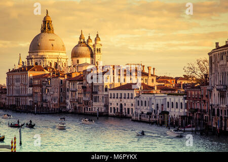 Superbe vue sur le Grand Canal et basilique Santa Maria della Salute pendant le coucher du soleil, Venise, Italie Banque D'Images