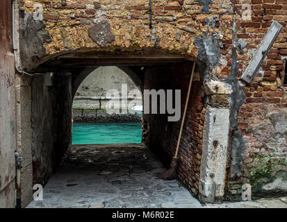 Les petits canaux romantiques et des allées étroites avec des pics d'accueil pendant le coucher du soleil, Venise, Italie Banque D'Images