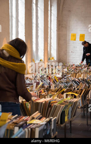 Les gens au marché du livre de seconde main Banque D'Images