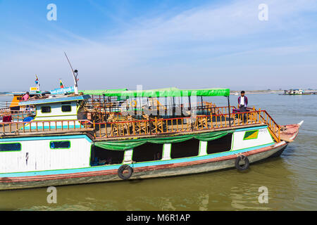 Ferry à prendre des passagers le long de la rivière Irrawaddy à Mingun, Myanmar (Birmanie), l'Asie en février