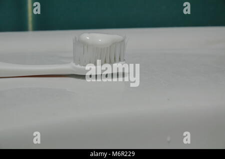 Brosse à dents Dentifrice squeeze mis sur dans la salle de bains lavabo Banque D'Images