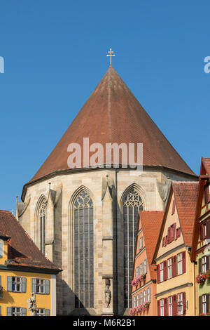 Maisons et St George's Minster église-halle gothique, Dinkelsbühl, Franconia, Bavaria, Germany Banque D'Images