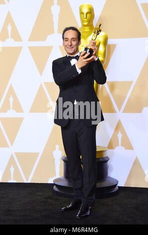 Alexandre Desplat vainqueur de la meilleure musique originale pour 'Shape' de l'eau pose dans la salle de presse au cours de la 90th Annual Academy Awards au Hollywood & Highland Center le 4 mars 2018 à Hollywood, Californie. Banque D'Images