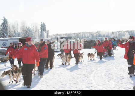 Willow, Alaska, USA. 4e Mar, 2018. Aliy Zirkle's team s'approche de la ligne de départ de l'Iditarod Sled Dog Race. Credit : Kristen Bentz/Alamy Live News Banque D'Images