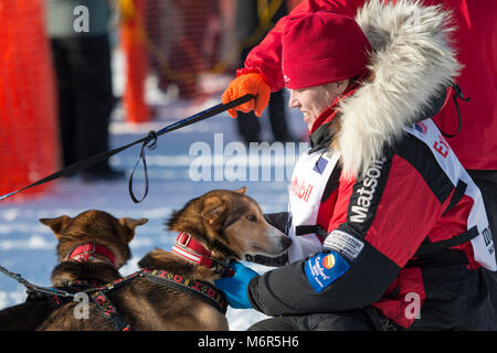 Willow, Alaska, USA. 4e Mar, 2018. Aliy Zirkle comme elle s'approche de la ligne de départ de l'Iditarod Sled Dog Race. Credit : Kristen Bentz/Alamy Live News Banque D'Images