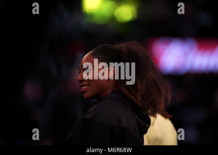 New York, USA. 5 mars, 2018. Serena Williams prend dans la scène avant de jouer un match au tournoi de tennis des dizaines tie break au Madison Square Garden de New York. Le tournoi est doté de huit tours de la page Les femmes et les joueurs en compétition pour un 250 000 $ prix gagnants. Williams a été revenant à la compétition après la naissance récente de son premier enfant. Crédit : Adam Stoltman/Alamy Live News Banque D'Images