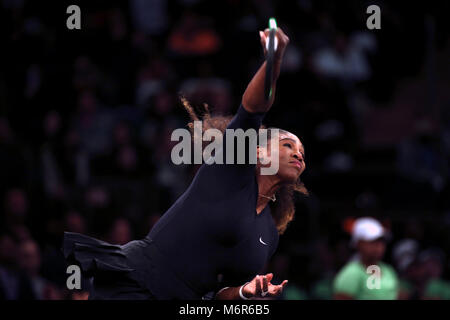 New York, USA. 5 mars, 2018. Serena Williams servant à la France au cours de Marion Bartoli au tournoi de tennis des dizaines tie break au Madison Square Garden de New York. Le tournoi est doté de huit tours de la page Les femmes et les joueurs en compétition pour un 250 000 $ prix gagnants. Williams a été revenant à la compétition après la naissance récente de son premier enfant. Crédit : Adam Stoltman/Alamy Live News Banque D'Images