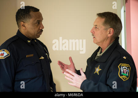 Leesburg, Virginia, USA. 5 mars, 2018. Le chef de la Police de Leesburg Gregory C. Brown et Loudoun County Sheriff Mike Chapman parler avant le début de l'Loudoun Aime ton prochain : Espoir pas de la réunion à Cha'are Shalom à Leesburg. La réunion a été une réponse communautaire à la récente KKK tracts qui se passe dans certaines villes de Loudoun.(photo de Douglas Graham/Loudoun maintenant) Crédit : William Graham/Alamy Live News Banque D'Images