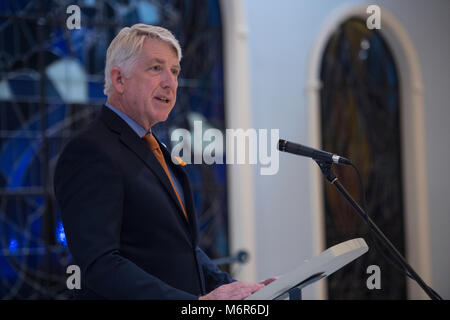 Leesburg, Virginia, USA. 5 mars, 2018. Environ 500 personnes ont assisté à l'Loudoun Aime ton prochain : Espoir pas de la réunion à Cha'are Shalom à Leesburg. Ici Virginie Procureur Général Mark Herring traite de la réunion qui a été une réponse communautaire à la récente KKK tracts qui se passe dans certaines villes de Loudoun.(photo de Douglas Graham/Loudoun maintenant) Crédit : William Graham/Alamy Live News Banque D'Images