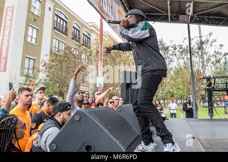 Houston, TX, USA. 3e Mar, 2018. Artiste musical/rappeur Wale effectue à l'extérieur du stade BBVA Compass avant un match de soccer MLS entre le Dynamo de Houston et Atlanta United FC à Houston, TX.Trask Smith/CSM/Alamy Live News Banque D'Images