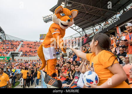 Houston, TX, USA. 3e Mar, 2018. Houston Dynamo Diesel mascotte interagit avec un ventilateur avant un match de soccer MLS entre le Dynamo de Houston et Atlanta United FC au stade BBVA Compass à Houston, TX. La Dynamo a gagné 4-0.Trask Smith/CSM/Alamy Live News Banque D'Images