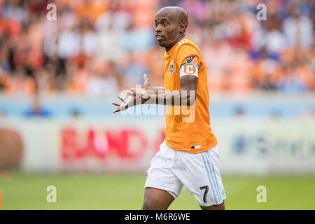 Houston, TX, USA. 3e Mar, 2018. Houston Dynamo defender DaMarcus Beasley (7) les épaules pendant un match de soccer MLS entre le Dynamo de Houston et Atlanta United FC au stade BBVA Compass à Houston, TX. La Dynamo a gagné 4-0.Trask Smith/CSM/Alamy Live News Banque D'Images