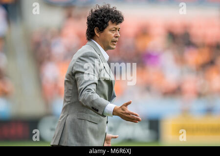 Houston, TX, USA. 3e Mar, 2018. L'entraîneur-chef Dynamo de Houston Wilmer Cabrera lors d'un match de soccer MLS entre le Dynamo de Houston et Atlanta United FC au stade BBVA Compass à Houston, TX. La Dynamo a gagné 4-0.Trask Smith/CSM/Alamy Live News Banque D'Images