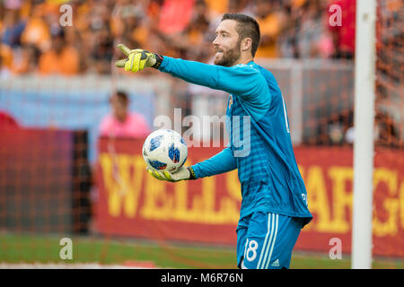 Houston, TX, USA. 3e Mar, 2018. Houston Dynamo gardien Chris Seitz (18) points au cours d'un match de soccer MLS entre le Dynamo de Houston et Atlanta United FC au stade BBVA Compass à Houston, TX. La Dynamo a gagné 4-0.Trask Smith/CSM/Alamy Live News Banque D'Images