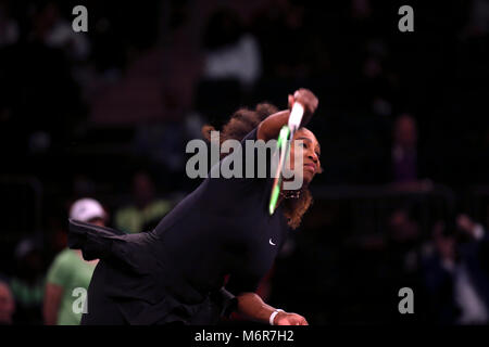 New York, USA. 5 mars, 2018. Serena Williams servant à la Chine Zhang Shuai au cours de la Des dizaines tie break tennis tournament au Madison Square Garden de New York. Le tournoi est doté de huit tours de la page Les femmes et les joueurs en compétition pour un 250 000 $ prix gagnants. Williams a été revenant à la compétition après la naissance récente de son premier enfant. Crédit : Adam Stoltman/Alamy Live News Banque D'Images