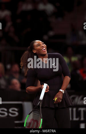 New York, USA. 5 mars, 2018. Serena Williams bénéficie d'un rire pendant son match contre Shuai Zhang de la Chine au cours de la Des dizaines tie break tennis tournament au Madison Square Garden de New York. Le tournoi est doté de huit tours de la page Les femmes et les joueurs en compétition pour un 250 000 $ prix gagnants. Williams a été revenant à la compétition après la naissance récente de son premier enfant. Crédit : Adam Stoltman/Alamy Live News