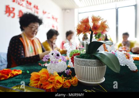 Qingdao, Qingdao, Chine. Mar 6, 2018. Qingdao, Chine 6e mars 2018 : faire de l'artisanat des femmes y compris les papercuttings à Qingdao, province de Shandong en Chine de l'Est, marquant la Journée de la femme à venir. Crédit : SIPA Asie/ZUMA/Alamy Fil Live News Banque D'Images