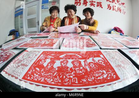 Qingdao, Qingdao, Chine. Mar 6, 2018. Qingdao, Chine 6e mars 2018 : faire de l'artisanat des femmes y compris les papercuttings à Qingdao, province de Shandong en Chine de l'Est, marquant la Journée de la femme à venir. Crédit : SIPA Asie/ZUMA/Alamy Fil Live News Banque D'Images