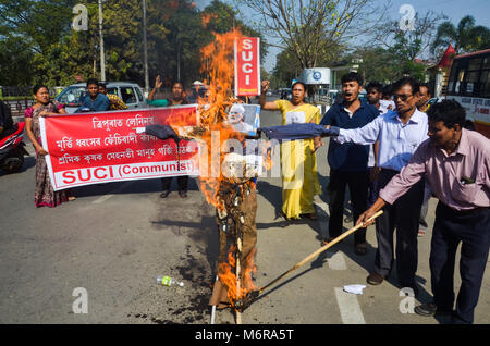 Des militants d'SUCI (C) l'unité socialiste (Centre de l'Inde ) (Communiste) comité d'état de l'Assam à brûler une effigie du Premier Ministre indien Narendra Modi au cours d'une manifestation contre Vladimir Lenin statue démolie au Tripura. Banque D'Images