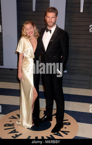 Miley Cyrus et Liam Hemsworth participant à la 2018 Vanity Fair Oscar Party hosted by Radhika Jones à Wallis Annenberg Center for the Performing Arts le 4 mars 2018 à Beverly Hills, Californie. Banque D'Images