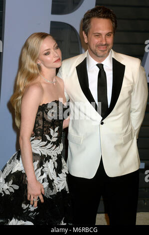 Amanda Seyfried et Thomas Sadoski participant à la 2018 Vanity Fair Oscar Party hosted by Radhika Jones à Wallis Annenberg Center for the Performing Arts le 4 mars 2018 à Beverly Hills, Californie. Banque D'Images