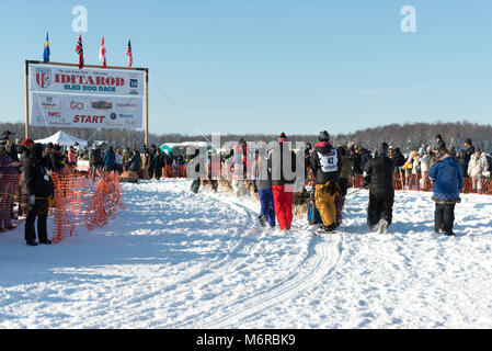 Willow, Alaska, USA. 4e Mar, 2018. Tim Muto de Willow, AK, États-Unis d'approche de la ligne de départ de l'Iditarod Sled Dog Race. Credit : Kristen Bentz/Alamy Live News Banque D'Images