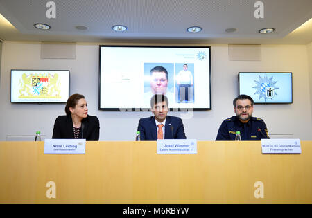 06 mars 2018, l'Allemagne, Munich : procureur Anne Leidig (de gauche à droite), Josef Wimmer, Directeur de la Commission du meurtre de Munich, et Marcus da Gloria Martins, porte-parole de la police de Munich, s'exprimant dans la police' siège au cours d'une conférence de presse sur le cas de Gregorz Stanislaw Wolsztajn, un travailleur en soins infirmiers soupçonné de meurtre. Des photos d'Wolsztajn peut être vu dans l'arrière-plan. Le Pôle, actuellement en détention, est pensé pour avoir assassiné au moins une des personnes sous garde hise. Photo : Andreas Gebert/dpa Banque D'Images