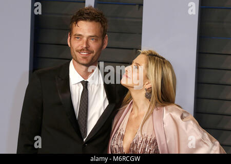 Christopher Backus et Mira Sorvino participant à la 2018 Vanity Fair Oscar Party hosted by Radhika Jones à Wallis Annenberg Center for the Performing Arts le 4 mars 2018 à Beverly Hills, Californie. | Verwendung weltweit Banque D'Images