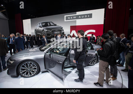 Genève, Suisse. Mar 6, 2018. Une nouvelle Audi A6 est visible sur la première journée de la presse du 88e Salon International de l'Automobile à Genève, Suisse, le 6 mars 2018. Le salon de l'automobile, qui attire plus de 180 exposants du monde entier, est ouvert au public du 8 au 18 mars 2018. Credit : Xu Jinquan/Xinhua/Alamy Live News Banque D'Images