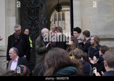 Oxford, UK, 06 février, 2018. L'organe d'élaboration de la politique de la congrégation d'Oxford réunit à la Sheldonian. Il est pensé certains membres pourraient utiliser une "clause de 20 personnes debout pour empêcher le débat qui pourrait inverser les universités sur des pensions pour le personnel universitaire. Crédit : Martin Kelly/Alamy Live News Banque D'Images