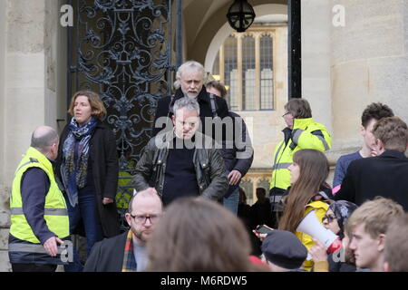 Oxford, UK, 06 février, 2018. L'organe d'élaboration de la politique de la congrégation d'Oxford réunit à la Sheldonian. Il est pensé certains membres pourraient utiliser une "clause de 20 personnes debout pour empêcher le débat qui pourrait inverser les universités sur des pensions pour le personnel universitaire. Crédit : Martin Kelly/Alamy Live News Banque D'Images