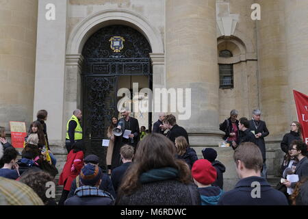 Oxford, UK, 06 février, 2018. L'organe d'élaboration de la politique de la congrégation d'Oxford réunit à la Sheldonian. Il est pensé certains membres pourraient utiliser une "clause de 20 personnes debout pour empêcher le débat qui pourrait inverser les universités sur des pensions pour le personnel universitaire. Crédit : Martin Kelly/Alamy Live News Banque D'Images