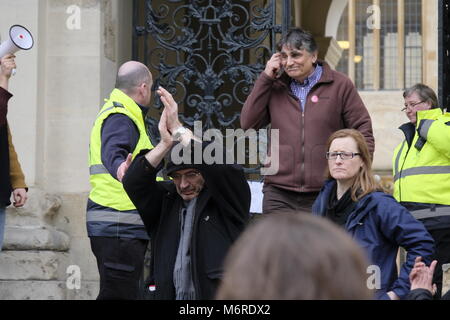 Oxford, UK, 06 février, 2018. L'organe d'élaboration de la politique de la congrégation d'Oxford réunit à la Sheldonian. Il est pensé certains membres pourraient utiliser une "clause de 20 personnes debout pour empêcher le débat qui pourrait inverser les universités sur des pensions pour le personnel universitaire. Crédit : Martin Kelly/Alamy Live News Banque D'Images