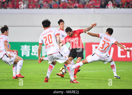 Guangzhou, la province chinoise du Guangdong. Mar 6, 2018. Ricardo Goulart (2e R) de Guangzhou Evergrande fait concurrence au cours du match du groupe G entre la Chine Guangzhou Evergrande et Jeju Corée du Sud de United à l'AFC Champions League 2018 à Guangzhou, capitale du sud de la province chinoise du Guangdong, le 6 mars 2018. Credit : Liu Dawei/Xinhua/Alamy Live News Banque D'Images