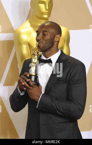 Hollywood, États-Unis d'Amérique. 08Th Mar, 2018. Kobe Bryant pose dans la salle de presse de la 90th Annual Academy awards, oscars, au Dolby Theatre de Los Angeles, USA, le 04 mars 2018. Credit : Hubert Boesl | worldwide/dpa/Alamy Live News Banque D'Images