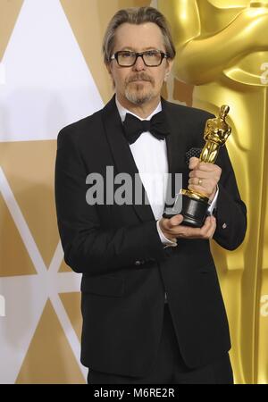 Hollywood, États-Unis d'Amérique. 08Th Mar, 2018. Gary Oldman pose dans la salle de presse de la 90th Annual Academy awards, oscars, au Dolby Theatre de Los Angeles, USA, le 04 mars 2018. Credit : Hubert Boesl | worldwide/dpa/Alamy Live News Banque D'Images