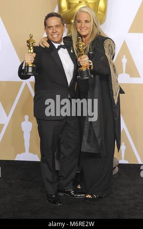 Hollywood, États-Unis d'Amérique. 08Th Mar, 2018. Cinéastes Lee Unkrich (l) et Darla K. Anderson poser dans la salle de presse de la 90th Annual Academy awards, oscars, au Dolby Theatre de Los Angeles, USA, le 04 mars 2018. Credit : Hubert Boesl | worldwide/dpa/Alamy Live News Banque D'Images