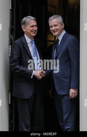 La ministre française des Finances, Bruno Le Maire, serre la main avec le Chancelier Philip Hammond à la suite d'une réunion au 11 Downing Street, Londres, Royaume-Uni. 6 mars 2018 Banque D'Images