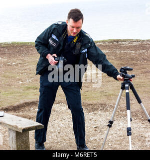 Urrugne, Eastbourne, East Sussex, UK. 6 mars 2018. Les agents de l'équipe de meurtre de la métropole et l'opération de police de Sussex Glasson continuent d'étudier après le corps d'une femme a été découvert à Twickenham, au sud ouest de Londres, un certain temps après 85 kilomètres à Urrugne les corps de l'un homme et deux jeunes garçons que l'on croit être le mans fils ont été découvertes à la base des falaises. Credit : Alan Fraser Banque D'Images