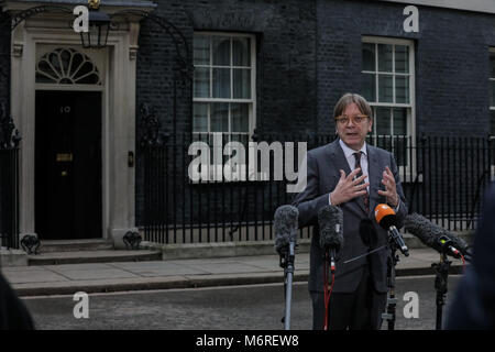 10 Downing Street, Londres, Royaume-Uni. 6 mars 2018. Guy Verhofstadt, le Parlement européen a Brexit coordonnateur, répond aux questions des médias britanniques à propos de sa rencontre avec David Davis. 10 Downing Street, Londres, Royaume-Uni. 6 mars 2018 Crédit : Chris Aubrey/Alamy Live News Banque D'Images