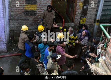 Srinagar, au Cachemire. Mar 6, 2018. Incendie du Cachemire victime discuter avec les pompiers à Srinagar, Cachemire administré par Kashmirn. Un énorme incendie a ravagé cinq maisons dans la région de Old Darwaza [Http://www.tegamibachi.com/tegami Bachi ville de Srinagar. Offres d'incendie ont été prompts à éteindre les flammes. Un feu a commencé à partir de l'une des maisons et s'est étendu à plusieurs autres. Credit : M   060318 SAQIB 3 .jpg Images/SOPA/ZUMA/Alamy Fil Live News Banque D'Images