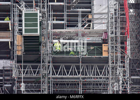 Westminster, London, UK. 6 mars 2018. Ouvriers de l'assemblage des échafaudages tout en haut de la tour d'Elizabeth. Crédit : Matthieu Chattle/Alamy Live News Banque D'Images