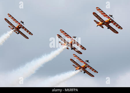 Brietling AeroSuperBatics Wingwalkers formation acrobatique wingwalking team effectuer la démonstration de vol à Farnborough Airshow 2014 Banque D'Images